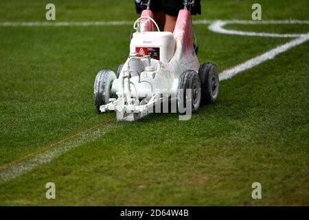 Die Linien werden in der Crown Oil Arena auf das Spielfeld gemalt Stockfoto