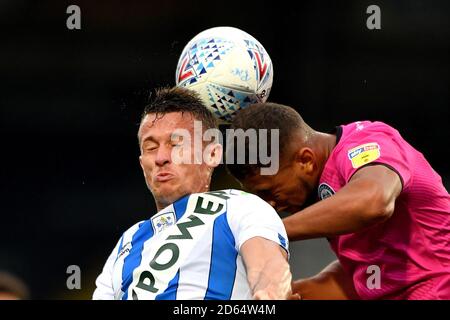 Jonathan Hogg und Rekeil Pyke von Rochdale AFC von Huddersfield Town kämpfen um einen Kopfball Stockfoto