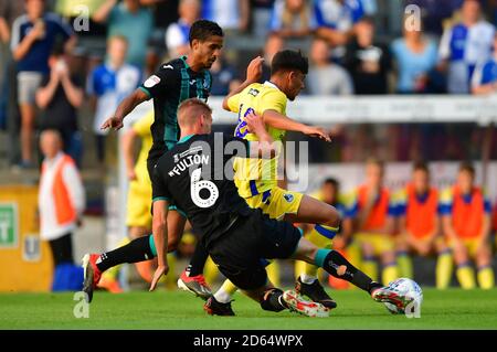 Jay Fulton von Swansea City und Bristol Rovers Lucas Tomlinson (rechts) Stockfoto