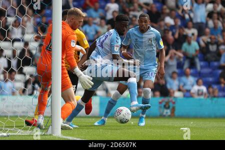 Der aus Coventry City gedrehte Jordy Hiwula (Mitte) hat ein Tor geschossen Stockfoto