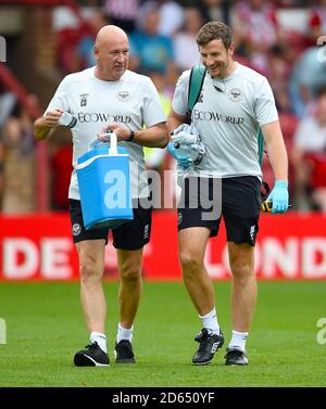 Brentford Assistant Head Coach Brian Riemer (links) und Head of Medical Neil Greig Stockfoto