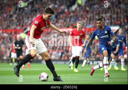 Harry Maguire von Manchester United (links) in Aktion Stockfoto