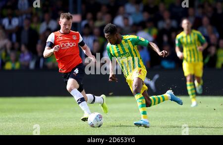 Lutons Ryan Tunnicliffe in Aktion mit West Bromwich Albion's Kyle Edwards Stockfoto