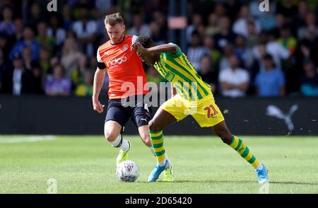Lutonâ €™s Ryan Tunnicliffe in Aktion mit West Bromwich Albion's Kyle Edwards Stockfoto