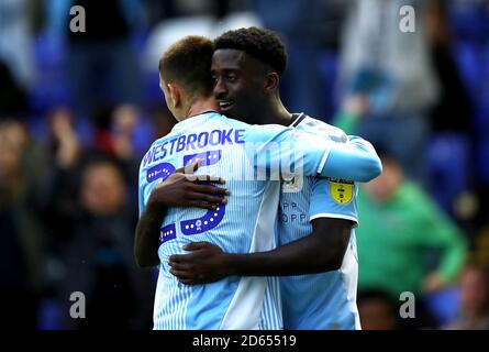 Der aus Coventry City gespielte Jordy Hiwula (rechts) feiert mit Teamkollege Zain Westbrooke das dritte Tor seiner Mannschaft Stockfoto