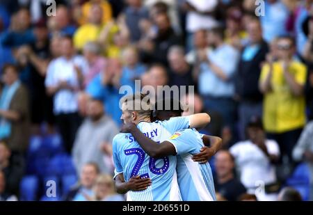 Der von Coventry City gespielte Jordy Hiwula (rechts) feiert mit Teamkollegen vor den Heimfans das erste Tor seiner Seite Stockfoto