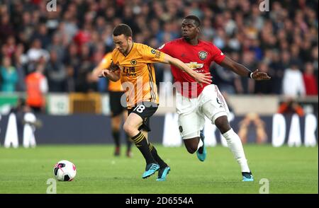 Die Wolverhampton Wanderers Diogo Jota (links) und Paul Pogba (rechts) von Manchester United kämpfen um den Ball Stockfoto