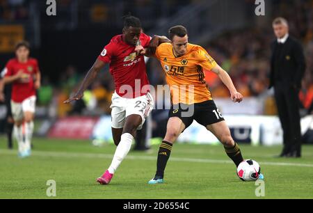 Der Kampf der Aaron Wan-Bissaka (links) und der Wolverhampton Wanderers um den Ball in Manchester United Stockfoto