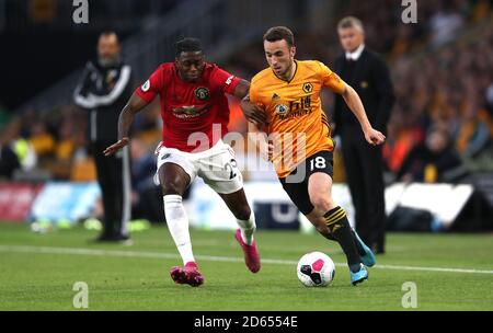 Der Kampf der Aaron Wan-Bissaka (links) und der Wolverhampton Wanderers um den Ball in Manchester United Stockfoto