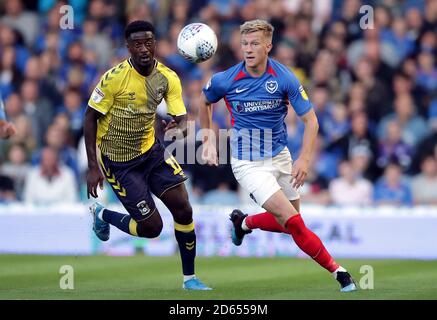 Der von Coventry City gespielte Jordy Hiwula (links) und der von Portsmouth gespielte Ross McCrorie kämpfen um den Ball Stockfoto