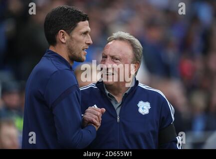 Cardiff City Manager Neil Warnock (rechts) und Huddersfield Town Manager Mark Hudson Stockfoto