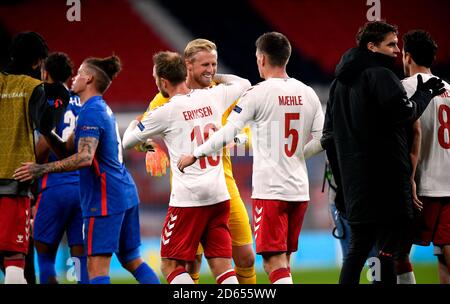 Dänemark Torwart Kasper Schmeichel und Christian Eriksen nach während der UEFA Nations League Gruppe 2, League A Spiel im Wembley Stadium, London. Stockfoto