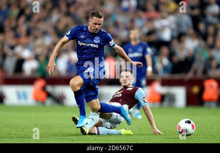 John McGinn von Aston Villa (rechts) rutscht auf Evertons Gylfi Sigurdsson (links) ein Stockfoto