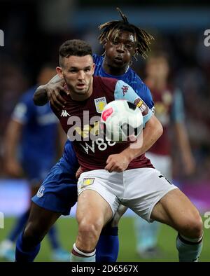 John McGinn (links) von Aston Villa und der Moise Kean (rechts) von Everton kämpfen um den Ball Stockfoto