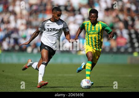 Der Max Lowe von Derby County hat die Herausforderung von West Bromwich Albion's Kyle Edwards aus der Hand Stockfoto