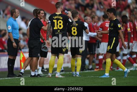 Brentford-Manager Thomas Frank (links) gibt seinen Spielern Anweisungen während einer Getränkepause Stockfoto