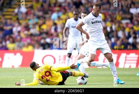 Der Andrij Jarmolenko (rechts) von West Ham United wird von Watfords Etienne Capoue in Angriff genommen Stockfoto