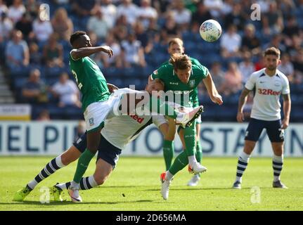 Der Jayden Stockley von Preston North End macht einen Schlag gegen das Gesicht von Moses Odubajo von Sheffield Wednesday Stockfoto