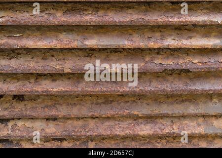 Ein Rusty Corrugated Metal Hintergrund als Metallwand, als texturierter Hintergrund mit horizontalen Linien Stockfoto