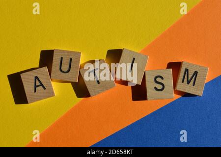 Autismus, Wort in hölzernen Buchstaben auf buntem Hintergrund isoliert Stockfoto