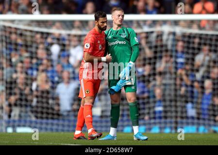 Wolverhampton Wanderers Torhüter Rui Patricio (links) und Everton Torhüter Jordan Pickford nach dem Schlusspfiff Stockfoto