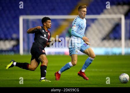 Walsalls Josh Gordon (links) und Josh Eccles von Coventry City kämpfen um den Ball Stockfoto