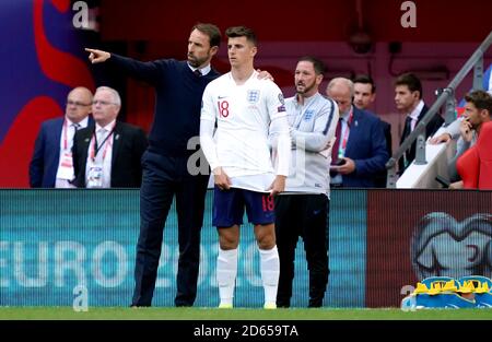 Englands Manager Gareth Southgate (links) mit Mason Mount auf der Touchline Stockfoto