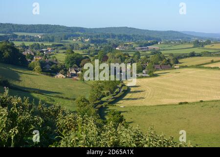 Oborne mit den Ruinen von Sherborne Old Castle und New Sherborne Castle im Hintergrund, Blick am frühen Morgen vom Donkey Lane Trail, Sherborne, Dorse Stockfoto