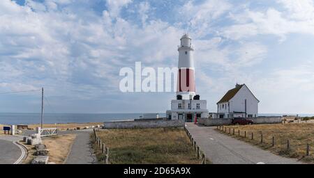 Ein Panoramablick auf die Isle of Portland Bill Leuchtturm In der Nähe von Weymouth Dorset Küste England mit einem bewölkten Himmel Und das Meer im Sommer Stockfoto