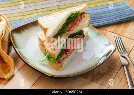 BLT Speck Salat und Tomate Club Sandwich auf Roggenbrot Ungetoastete Stockfoto