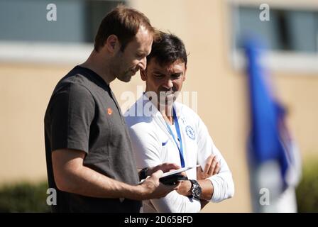 Chelsea-Trainer Paulo Ferreira beobachtet von der Tribüne Stockfoto