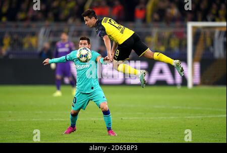 Barcelonas Lionel Messi (links) und Borussia Dortmunds Raphael Guerreiro (rechts) kämpfen um den Ball Stockfoto