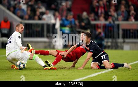 Bayern Münchens Robert Lewandowski (Mitte) punktet mit seinem zweiten Tor Stockfoto