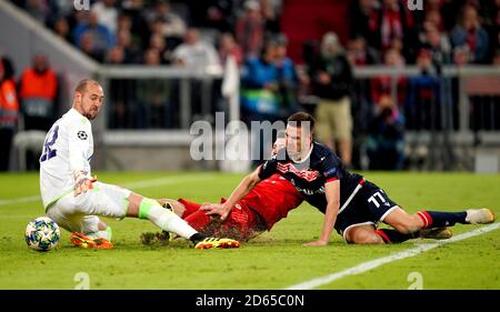 Bayern Münchens Robert Lewandowski (Mitte) punktet mit seinem zweiten Tor Stockfoto