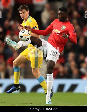 Astana's Dorin Rotariu (links) und Axel Tuanzebe von Manchester United kämpfen um den Ball Stockfoto