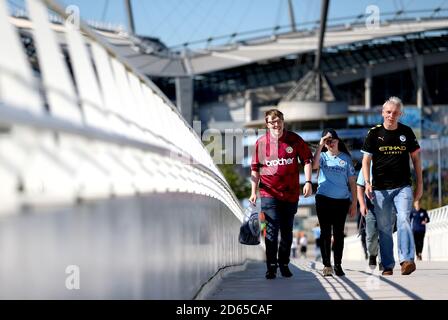 Eine allgemeine Ansicht der Fans von Manchester City, die sich vor Beginn des Spiels auf den Weg ins Etihad Stadium gemacht haben Stockfoto