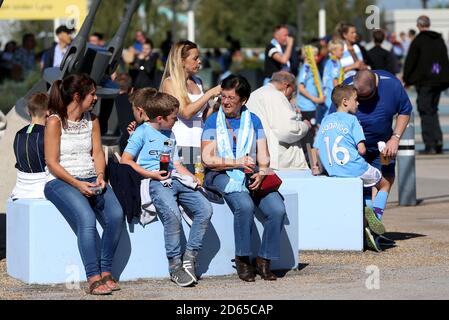 Die Fans von Manchester City warten vor Spielbeginn vor dem Etihad Stadium Stockfoto