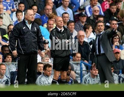 Chelsea-Manager Jose Mourinho drängt auf seine Spieler als Tottenham Hotspur-Manager Martin Jol (l) schaut zu Stockfoto