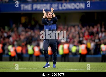 Chelsea-Manager Frank Lampard lobt die Fans nach dem Premier-League-Spiel gegen Liverpool an der Stamford Bridge, London Stockfoto