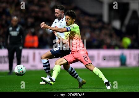 David Silva (rechts) von Manchester City und Alan Browne von Preston North End kämpfen um den Ball Stockfoto