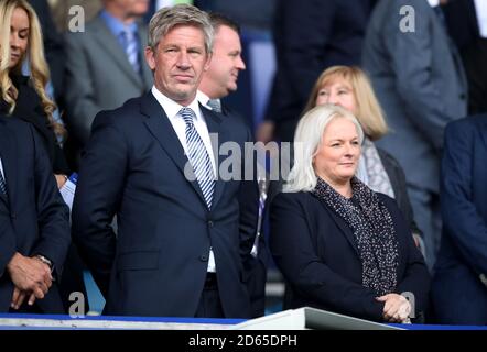 Marcel Brands - Everton Director of Football (links) Denise Barrett-Baxendale - Everton Chief Executive Officer (CEO) (rechts) Stockfoto
