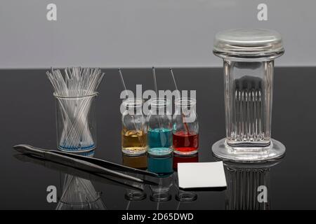 Dünnschichtchromatographie (TLC) ist eine sehr häufig verwendete Technik in der synthetischen Chemie zur Identifizierung von Verbindungen, Bestimmung ihrer Reinheit und Folio Stockfoto