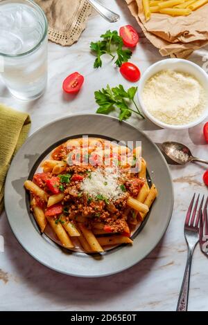 Authentisches italienisches Abendessen Penne ragu alla Bolognese Stockfoto