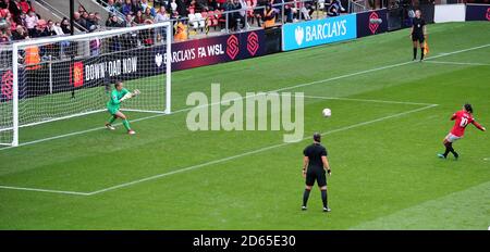 Katie Zelem von Manchester United erzielt ihr zweites Tor des Spiels vom Strafpunkt Stockfoto