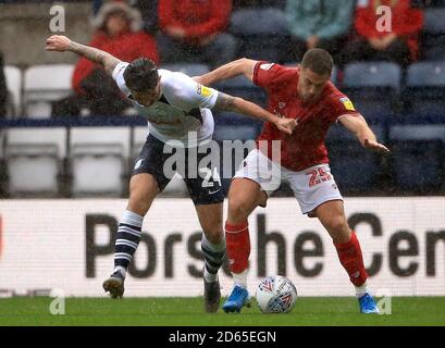 Sean McGuire (links) von Preston North End und Tommy Rowe von Bristol City kämpfen um den Ball. Stockfoto