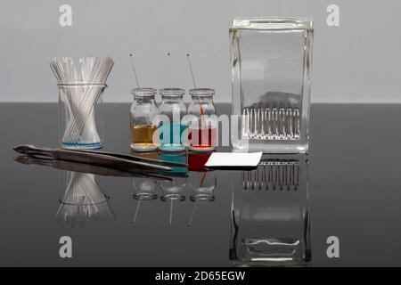 Dünnschichtchromatographie (TLC) ist eine sehr häufig verwendete Technik in der synthetischen Chemie zur Identifizierung von Verbindungen, Bestimmung ihrer Reinheit und Folio Stockfoto