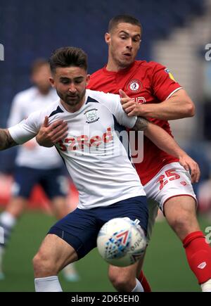 Preston North Ends Kampf um den Ball um Sean McGuire und Tommy Rowe von Bristol City. Stockfoto