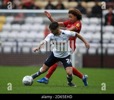 Preston North Ends Sean McGuire und die Han-Noah Massengo von Bristol City kämpfen um den Ball Stockfoto