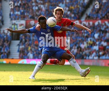 Chelsea's Michael Essien und Blackburn Rovers' Morten Gamst Pedersen Schlacht Für den Ball Stockfoto