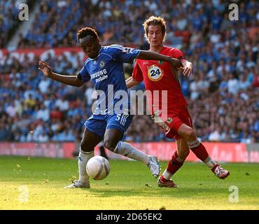 Chelsea's Michael Essien und Blackburn Rovers' Morten Gamst Pedersen Schlacht Für den Ball Stockfoto